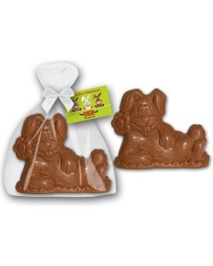 Liegehase aus Schokolade für ein bequemes und besinnliches Osterfest, mit individuell bedruckbarer Karte angebracht.