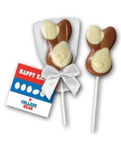 Hasenkopf Schokoladenlolly mit niedlichen Flecken aus weißer und Vollmilch-Schokolade mit bedruckter Karte als individuelles Werbegeschenk.