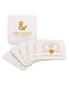 Quadratische Bierdeckel im Prägedruck mit edel glänzendem Logo in Gold, Silber oder Schwarz.