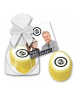 Petit Four als kleiner Kuchen mit Marzipan mit Aufdruck