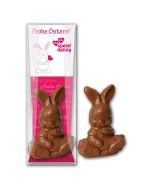 Süßes Hasenmädchen aus Schokolade mit bedruckter Karte als Werbeartikel Ostern wirkt weiblich und feminin