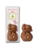 Schokoladenfigur Hase auf Ente mit Karte zu Ostern als Werbeartikel austeilen