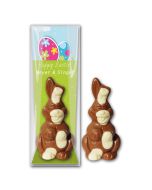 Gefleckter süßer Hase aus Schokolade auf Karte stehend als Werbedruck für Oster Aktion
