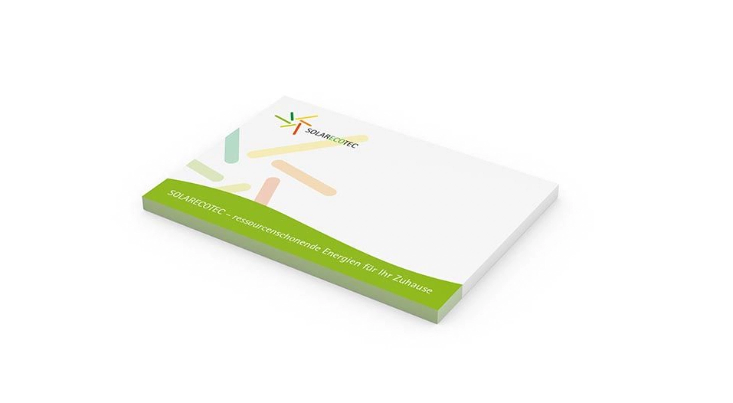 Individuelle Klebezettel vor weißem Hintergrund. Auf den bedruckten Klebezetteln ist ein Logo zu sehen. Solche Klebezettel mit Logo eignen sich gut für Versicherungen.