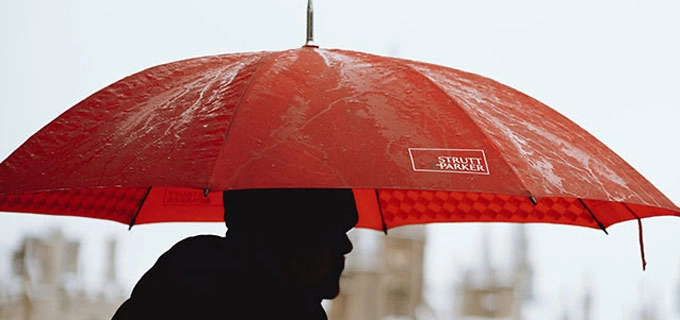 Individuelle Regenschirme liegen voll im Trend und sind der ideale Werbeträger für Modemarken auf der Straße. So gewinnt man neue Kunden hinzu.