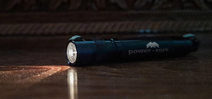 Personalisierte Taschenlampen sind eine prima Möglichkeit für Outdoor-Händler ihre Kunden an sich zu binden. Auf dem Bild sieht man eine handliche Taschenlampe, die leuchtet. Sie ist mit einem Logo versehen.