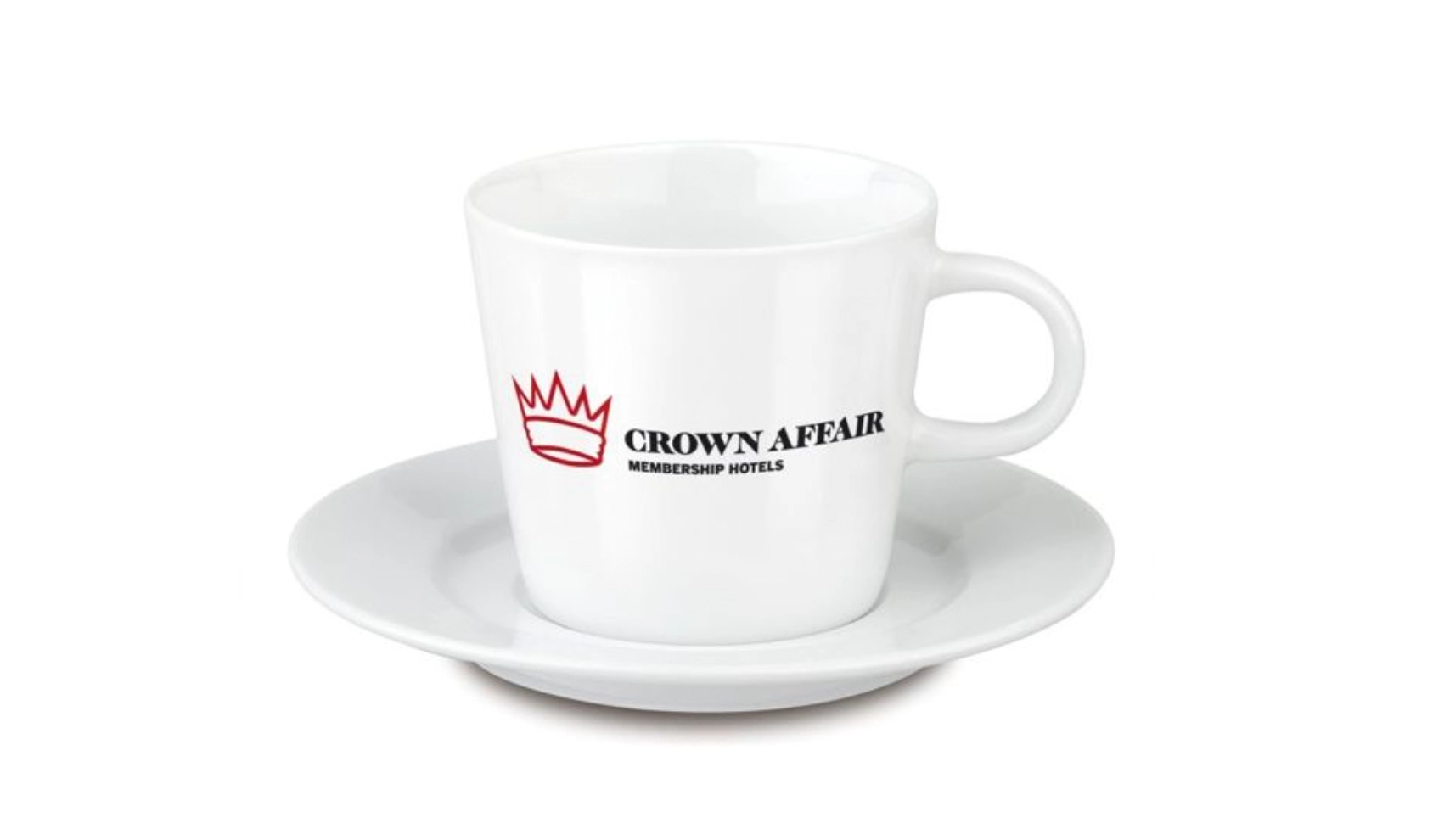 Eine personalisierte Espressotasse steht auf einer weißen Untertasse. Die bedruckte Espressotasse steigert den Umsatz in Cafés.